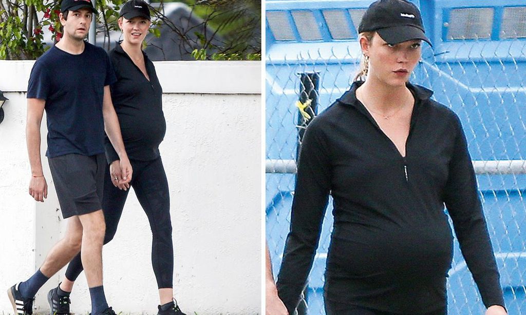 
Karlie Kloss, en avanzado estado de gestación, y Joshua Kushner paseando por Miami.
