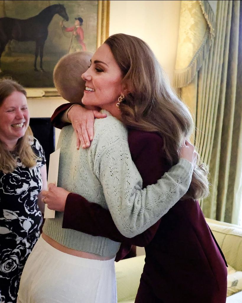 Liz Hatton abrazando a Kate Middleton 