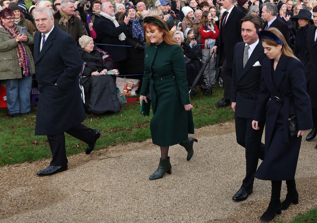 De izquierda a derecha, el príncipe Andrés con Sarah, la duquesa de York, Edoardo Mapelli Mozzi y la princesa Beatriz de York en el servicio religioso de Navidad el 25 de diciembre de 2023 