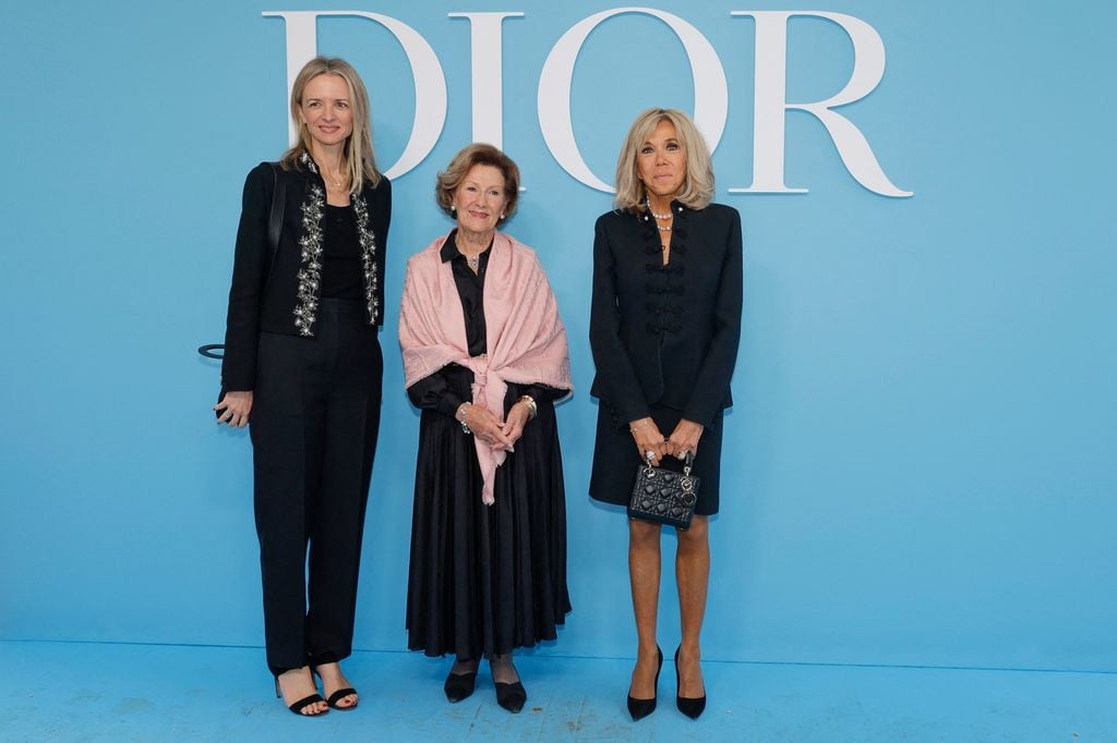 Brigitte Macron y Sonia de Noruega con Delphine Arnault, la CEO de Dior en el desfile de la marca en la París Fashion Week