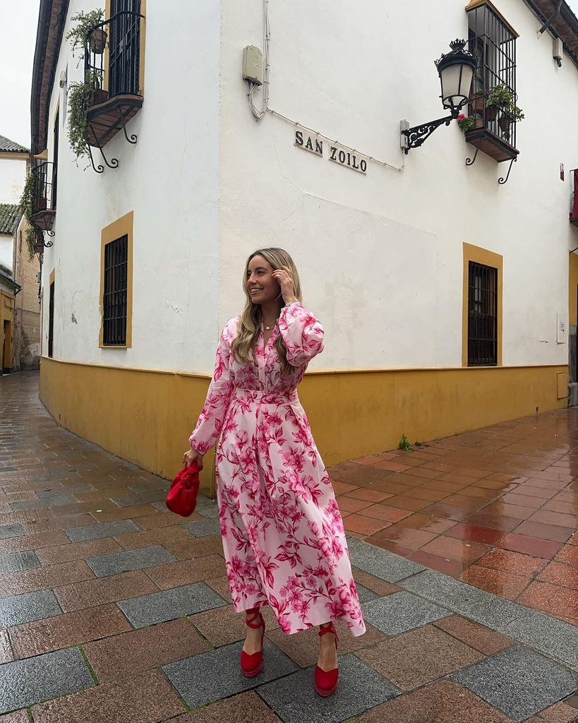 Invitadas con collar en look rosa