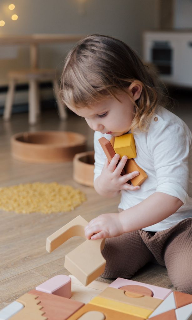 niña jugando