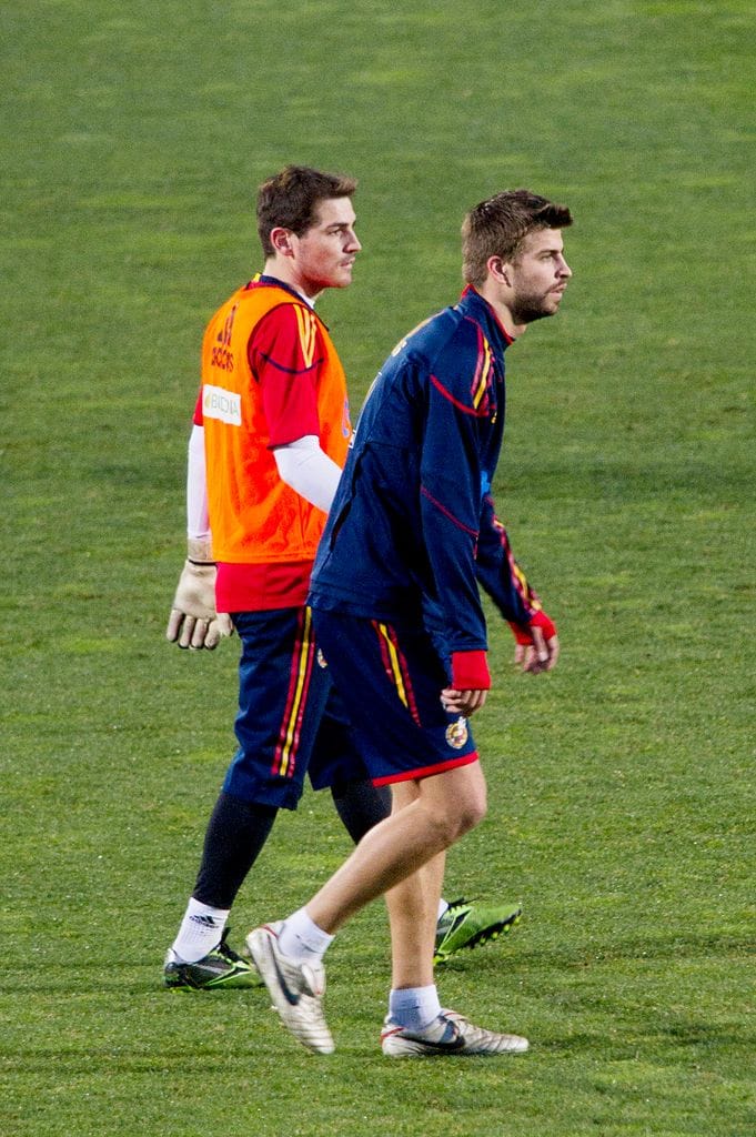 LOS FUTBOLISTAS IKER CASILLAS Y GERARD PIQUE DURANTE ENTRENAMIENTO DE LA SELECCION ESPAÑOLA DE FUTBOL 
07/02/2011 LAS ROZAS, MADRID  