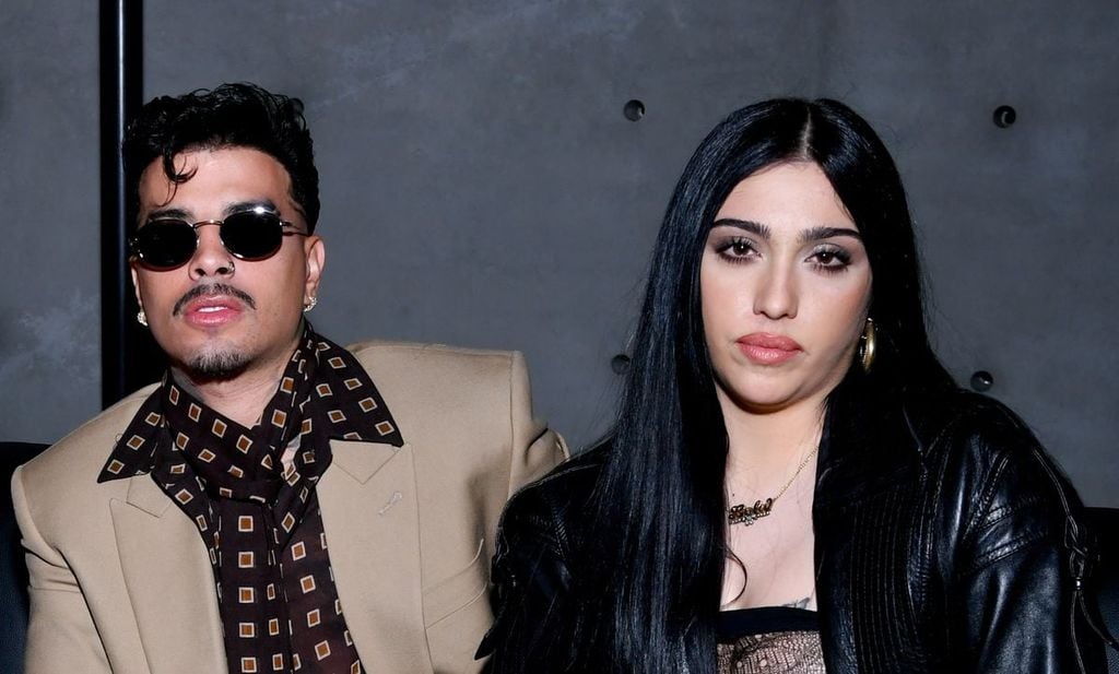 Rauw Alejandro y Lourdes Leon en la primera fila del desfile de Saint Laurent