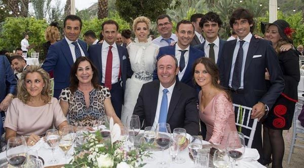 El torero Rafael Rubio, "Rafaelillo", y su esposa Felicidad Díaz posan junto a Antonio Ferrera, Miguel Abellán, El Fundi, Curro Díaz, Carmen Martínez Bordiú y Luis Miguel Rodríguez, entre otros
