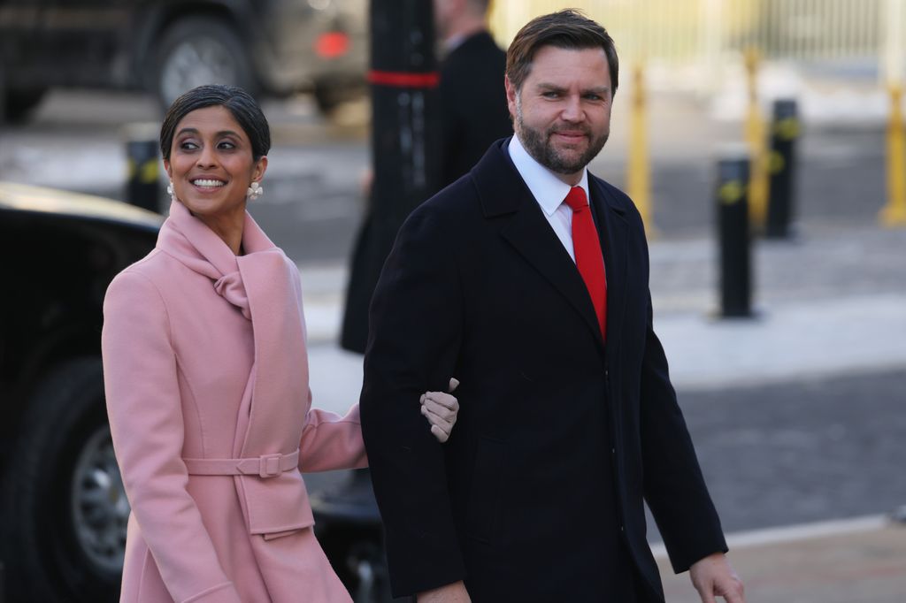 Usha Vance y el Vice Presidente J.D. Vance durante la investidura a Donald Trump