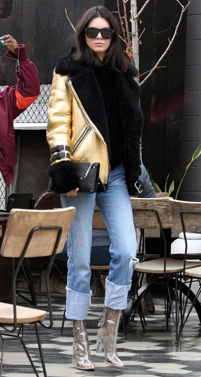 Kendall Jenner combina clear boots y medias de rejilla