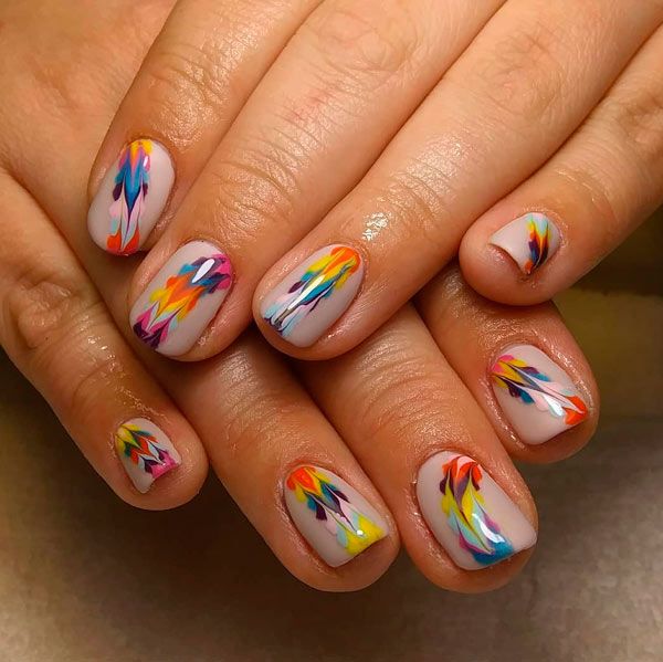 Manicure tie dye en tonos eléctricos