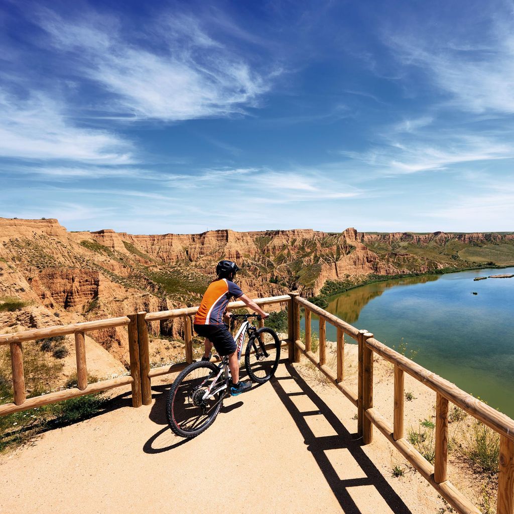 Un ciclista hace una ruta por Barrancas de Burujón, Toledo, España.