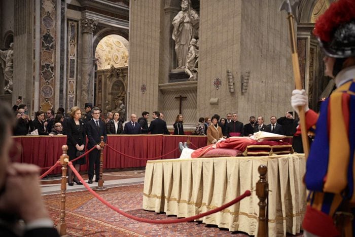 La reina Sofía visita la capilla ardiente de Benedicto XVI 