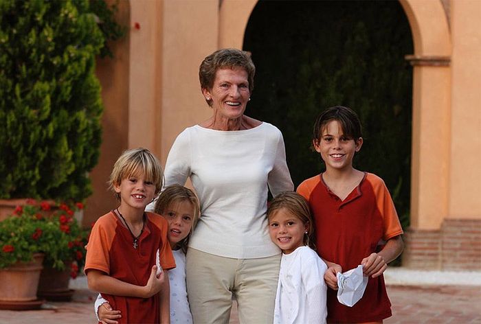 Cristina y Victoria Iglesias con sus hermanos y su abuela