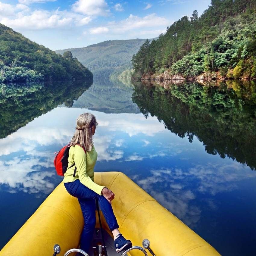 en barca por la ribeira sacra lugo