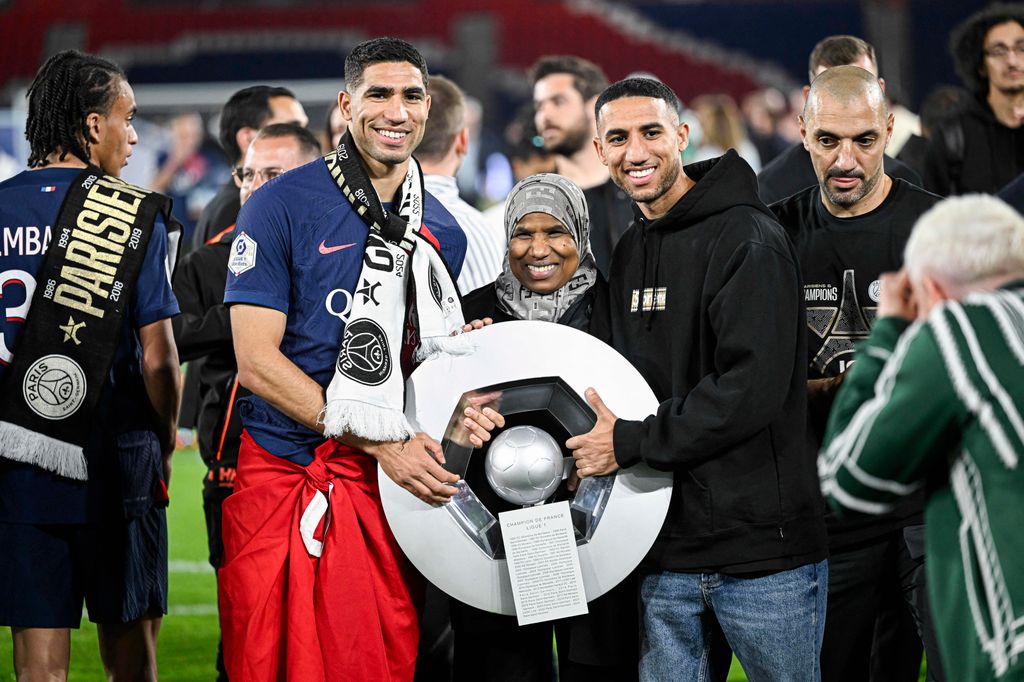 Achraf Hakimi, junto a su madre y hermano tras ganar la liga francesa con el PSG