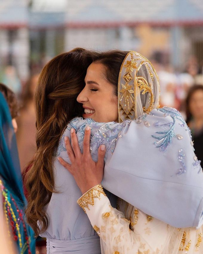 La reina Rania de Jordania y sus hijas en la fiesta de la henna de Rajwa 