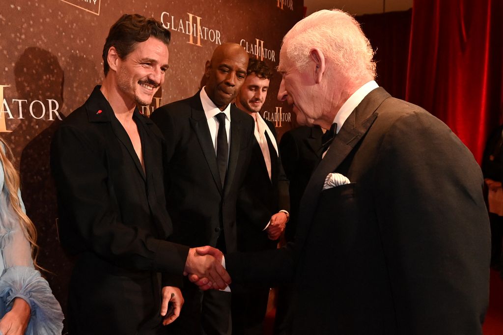 Carlos III saluda a Pedro Pascal en el estreno de Gladiator II 