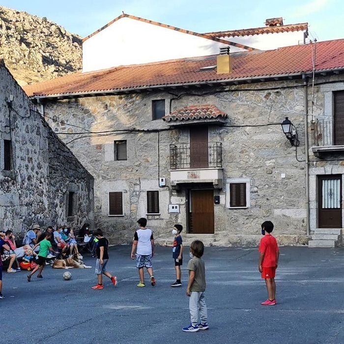 Martín jugando al fúbtol en Navalacruz