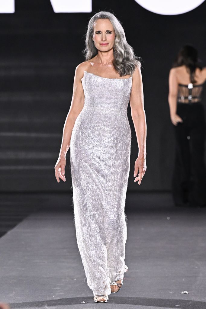 Andie MacDowell en el desfile de L'Oreal en Paris