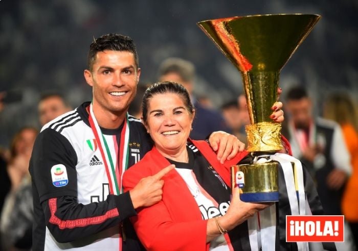 Dolores Aveiro regala al Papa Francisco una camiseta de Cristiano Ronaldo