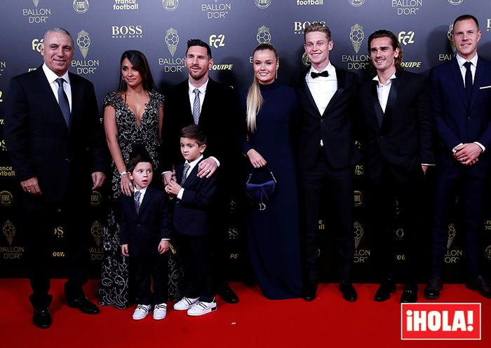 Leo Messi recibe el Balón de Oro ante el orgullo de su familia