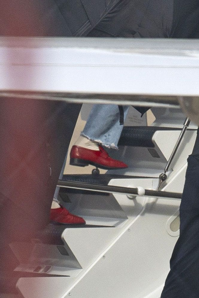 Taylor Swift es escoltada hacia su jet privado usando mocasines rojos de los Chiefs mientras abandona rápidamente la ciudad tras la humillante derrota de Travis Kelce en el Super Bowl LIX. 