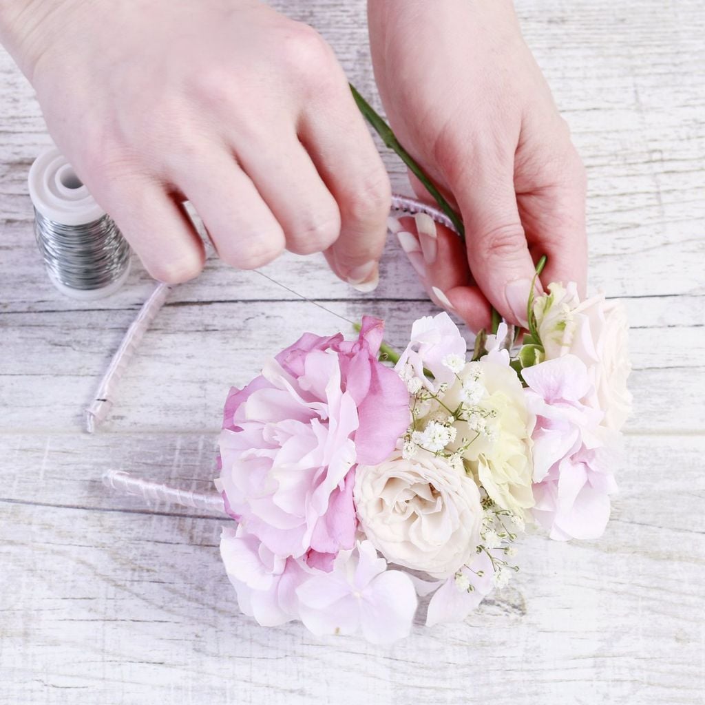 Manualidades: diadema de flores.