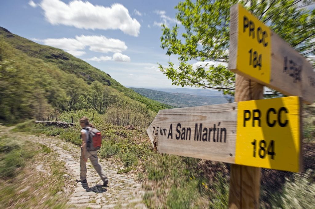 Puerto de Santa Clara. Señales del sendero que sube desde San Martí­n de Trevejo por la calzada romana, atravesando el castañar de los Ojestos (Cáceres).