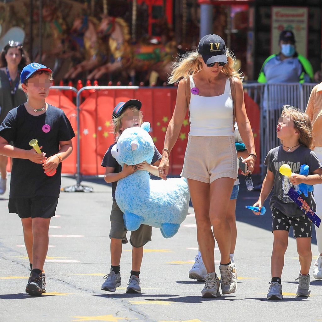 Elsa Pataky con sus hijos en un parque de atracciones de Sydney