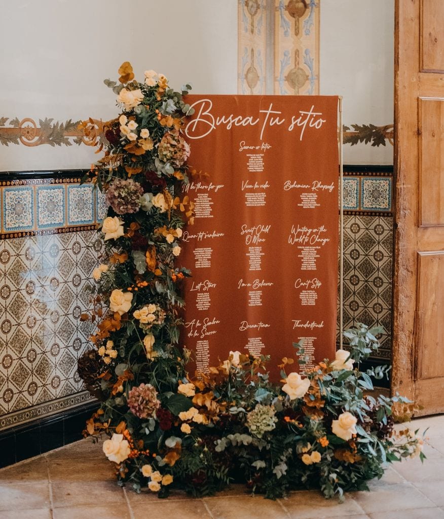 Papelería nupcial en tela seating plan en tonos cálidos