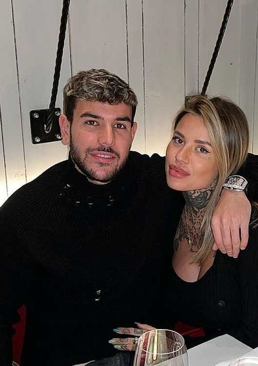 Theo Hernández y Zoe Cristofoli en un restaurante