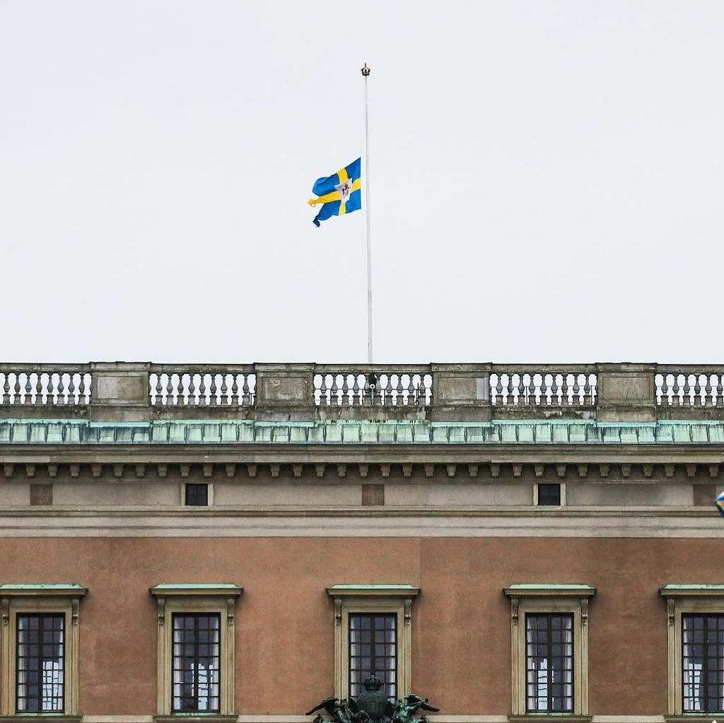 Bandera a media asta en el Castillo Real de Estocolmo por el fallecimiento de Birgitta de Suecia 