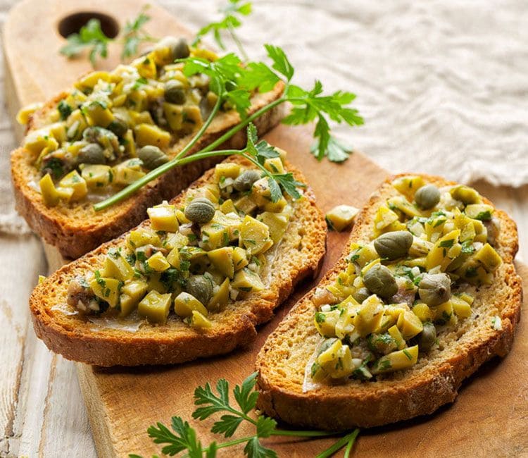 'Bruschetta' de anchoas, aceitunas y alcaparras