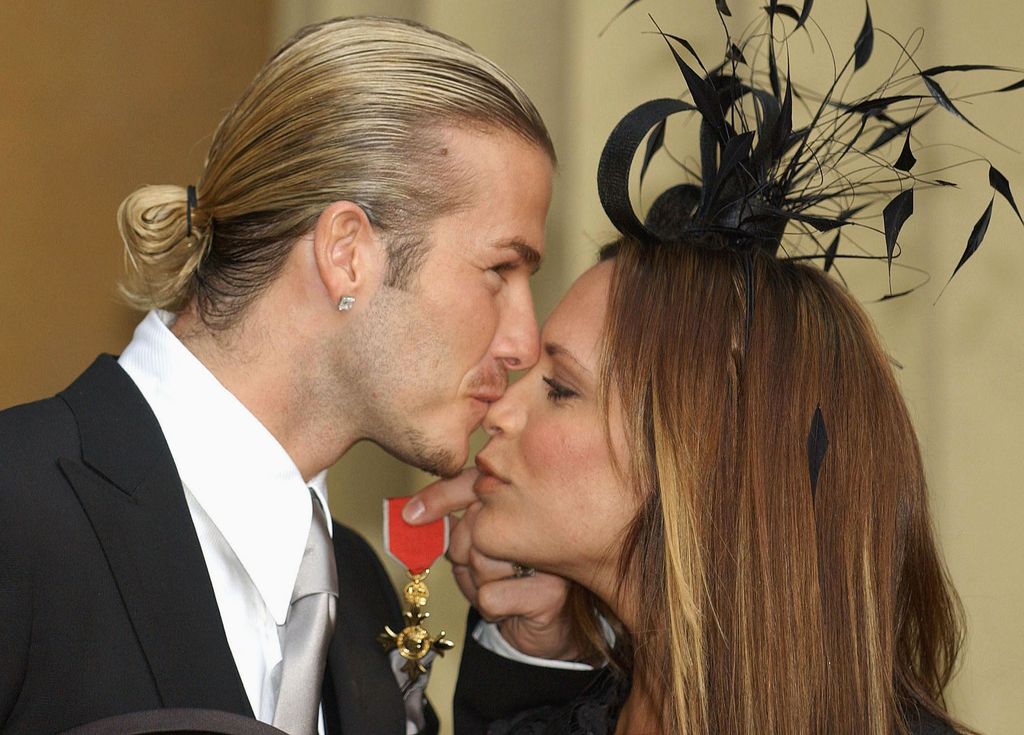 La curiosa imagen de David y Victoria Beckham para celebrar en el año 2003 que el futbolista había recibido la Orden del Imperio Británico por decisión de Isabel II