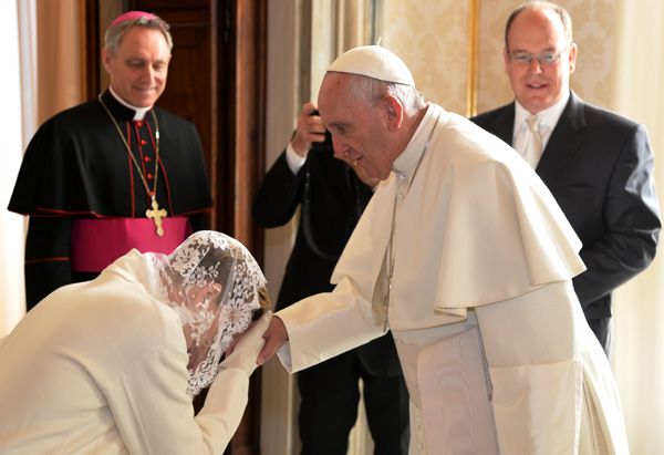 El papa Francisco conversó con Alberto y Charlene de Mónaco sobre protección del medioambiente, ayuda humanitaria y acogida de inmigrantes
