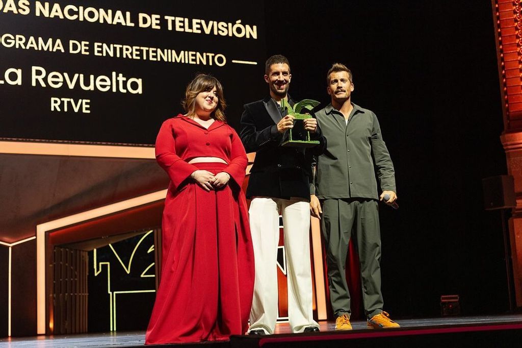 Equipo de La Revuelta recogiendo un Premio Ondas 2024