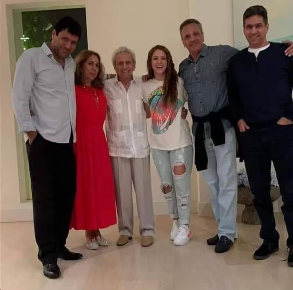 Shakira, junto a su padre y cuatro de sus hermanos