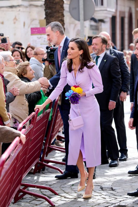 La reina Letizia con unas flores de papel 