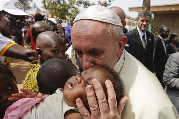 El Papa besando a un bebé en su visita a un campo de refugiados en Bangui, República Centroafricana
