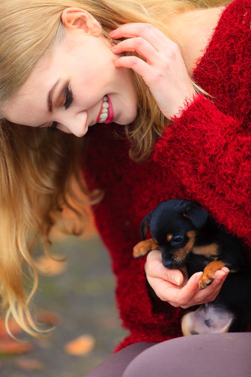 Chica con cachorro