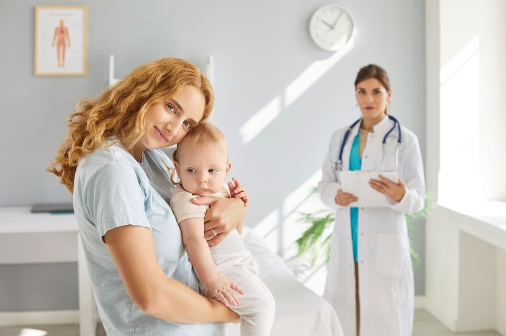 Madre con su bebé en la consulta del pediatra