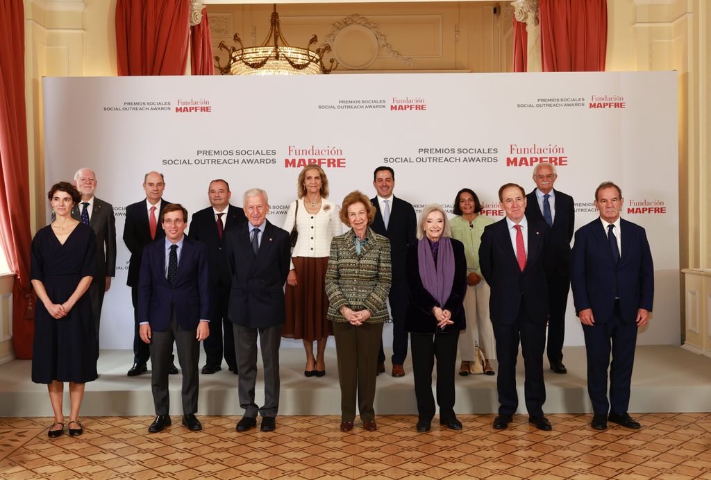 La Reina Sofía, junto a los galardonados con los Premios Sociales de la Fundación Mapfre 2024 en el acto celebrado en el Real Casino de Madrid