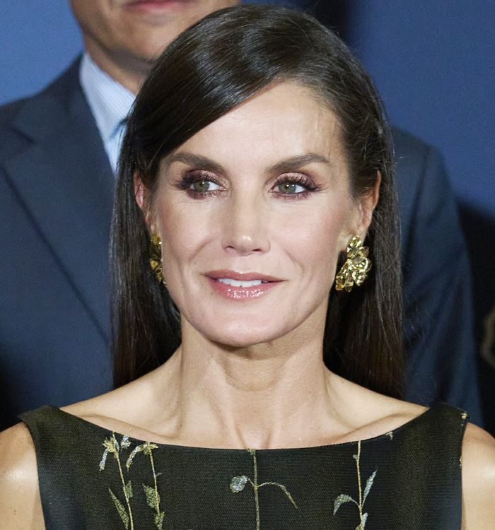 La reina Letizia innova con su trenza escondida