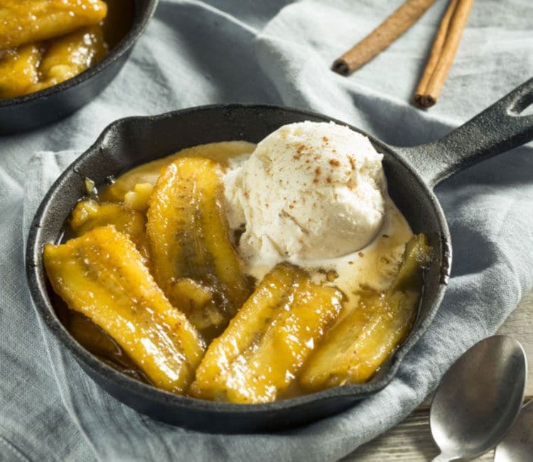 Plátano a la mantequilla con helado de vainilla