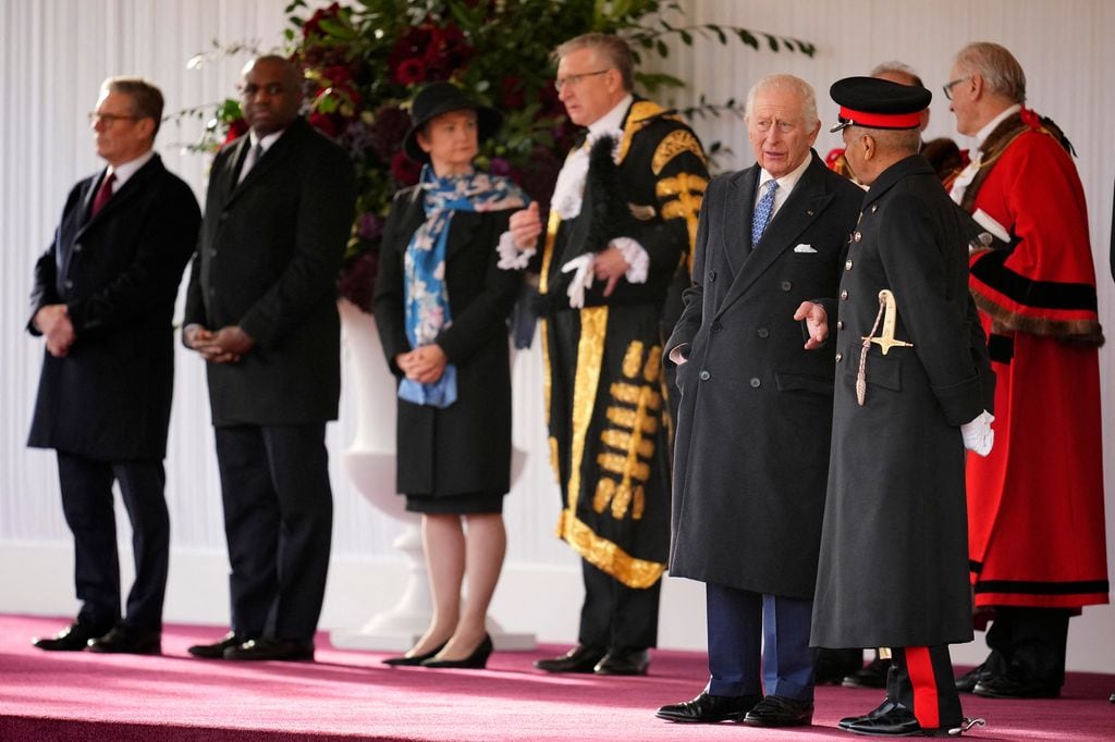 Rey Carlos III en la ceremonia de bienvenida al emir de Catar 