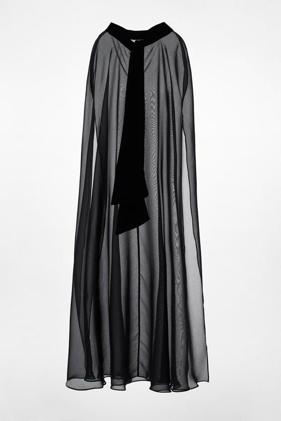 La capa negra de Zara que Marta Ortega lleva con vestido lencero