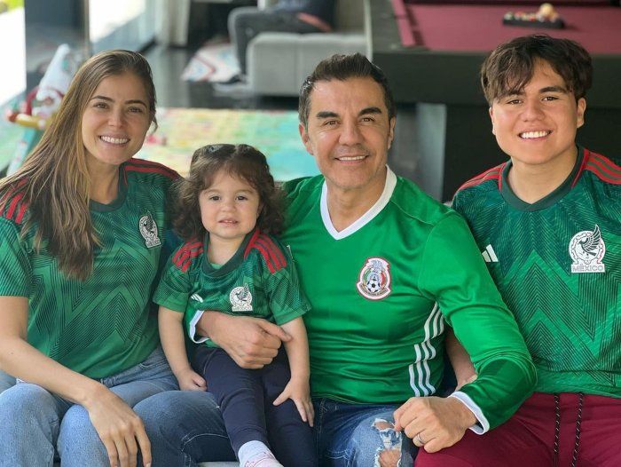 Adrián Uribe y su familia