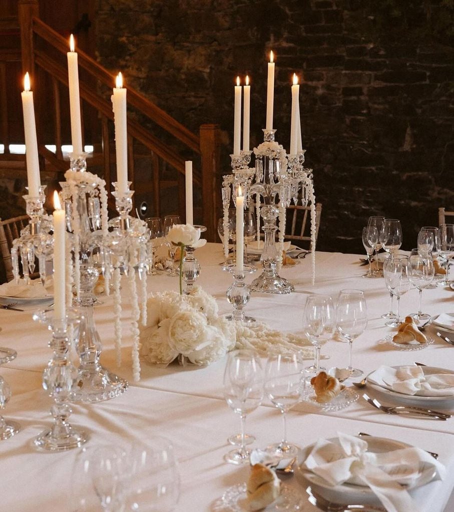 Decoración de boda con candelabros blanco