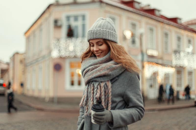 mujer ciudad invierno