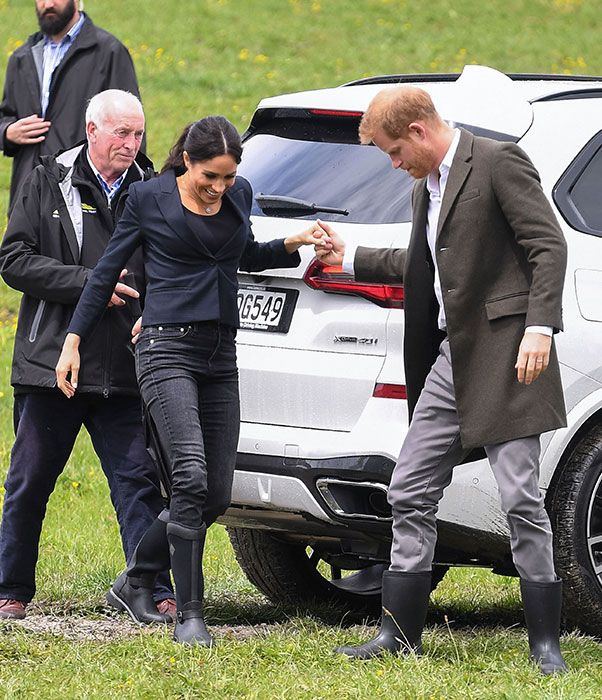 harry helps meghan