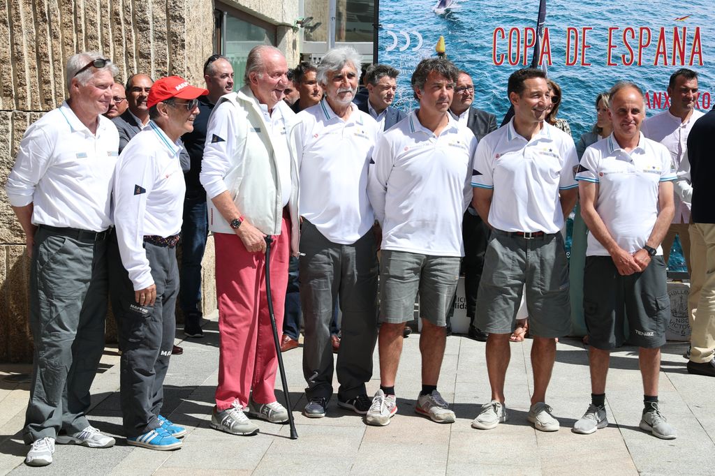 El rey Juan Carlos recibido por la tripulación del Bribón en mayo de 2022 en el Real Club Náutico de Sanxenxo. De izquierda a derecha: MacDonald, Campos, don Juan Carlos, Abascal, Álvarez, Viejo y Marín.