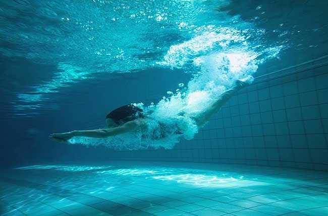 Descubre qué tipo de natación te ayuda a perder más calorías